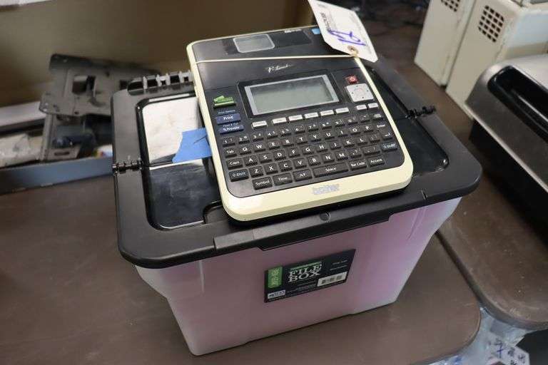 Brother PT-2730 label maker with tote and envelopes