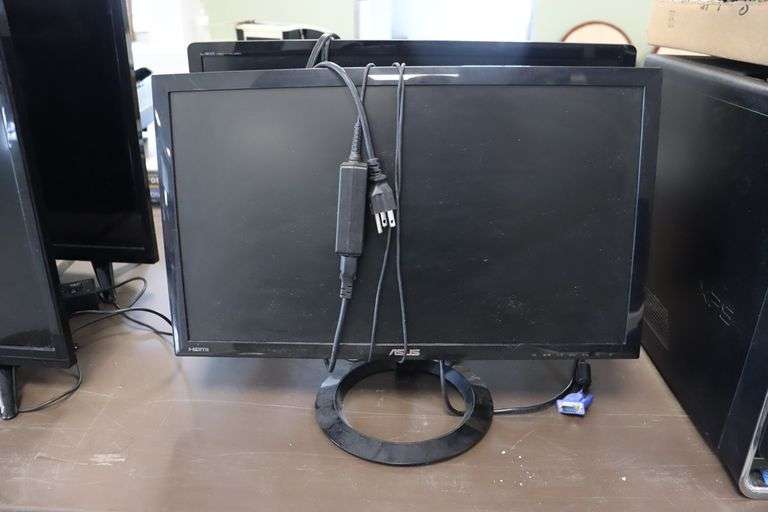 All to go - Dell & HP desktop computers with 4 monitors - unknown current software