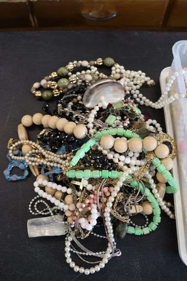 Tote to go - Assorted necklaces