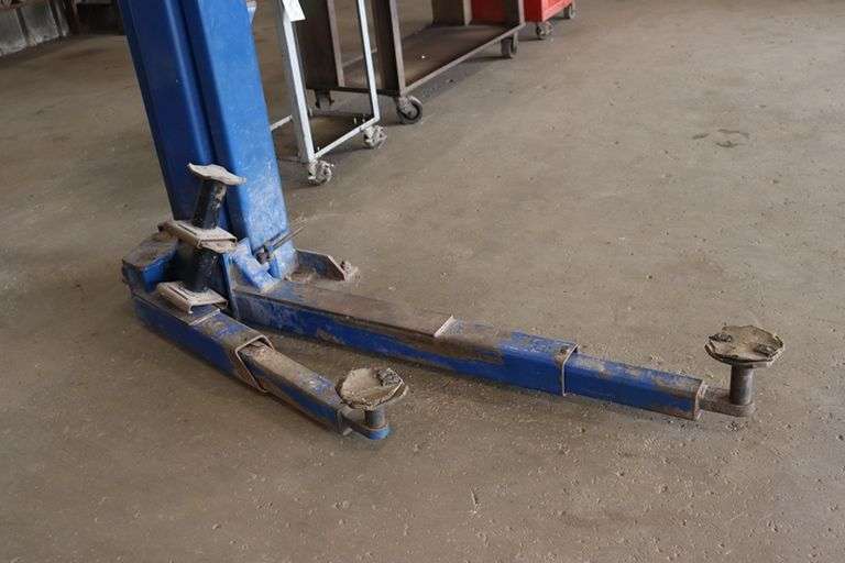 Forward DP97A automotive 9000# 2 post hoist - 1 PH - 2 HP - 140" tall