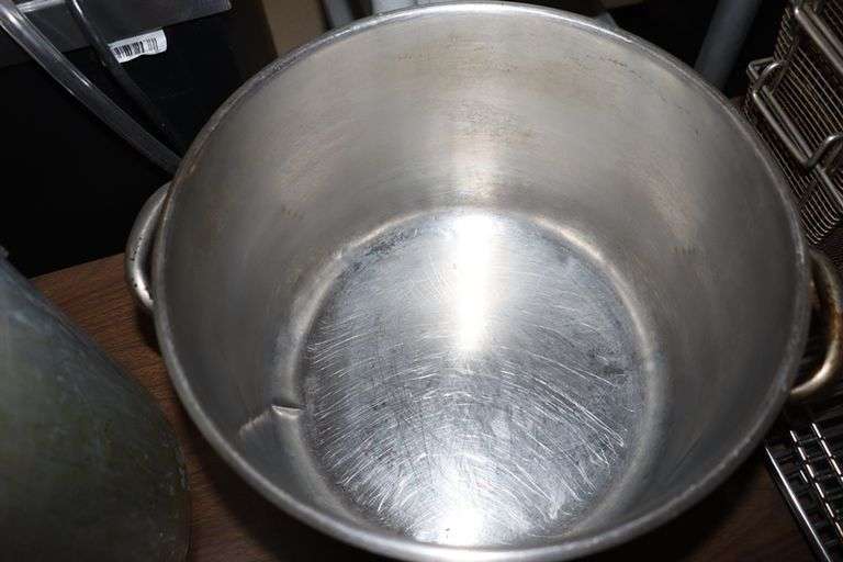16 qt. aluminum stock pot with lid