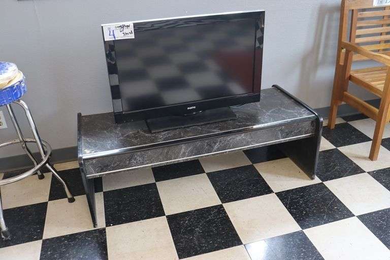 Sanyo 32" Tv with stand