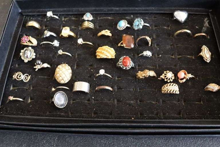 All to go - Assorted rings with display boards