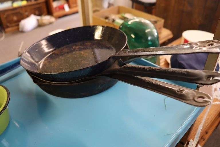 Shelf to go - sifter, skillets, & sauce pans