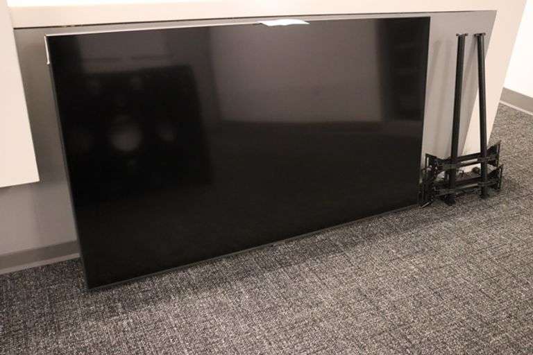 Samsung 55" TV with wall mount bracket