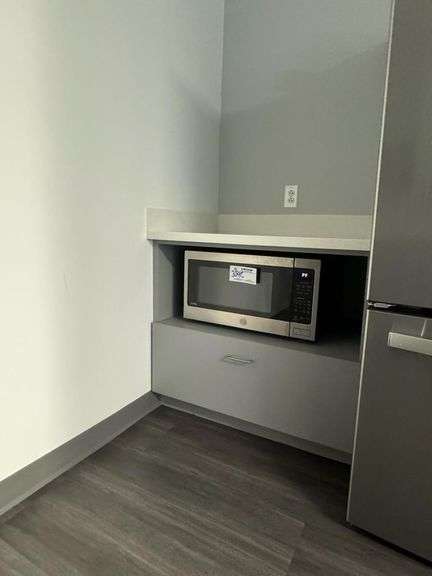 2021 GE PES7227SL4SS stainless microwave - 1100 watt - needs cleaned