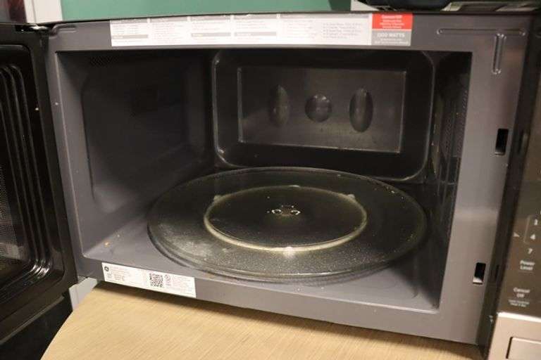 2021 GE PES7227SL4SS stainless microwave - 1100 watt - needs cleaned