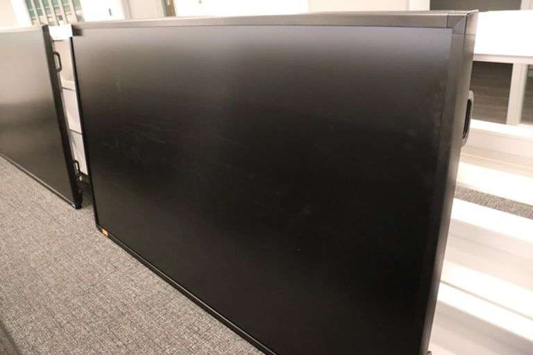 Christie UHD982-P LCD panel monitor with wall mount bracket & remote
