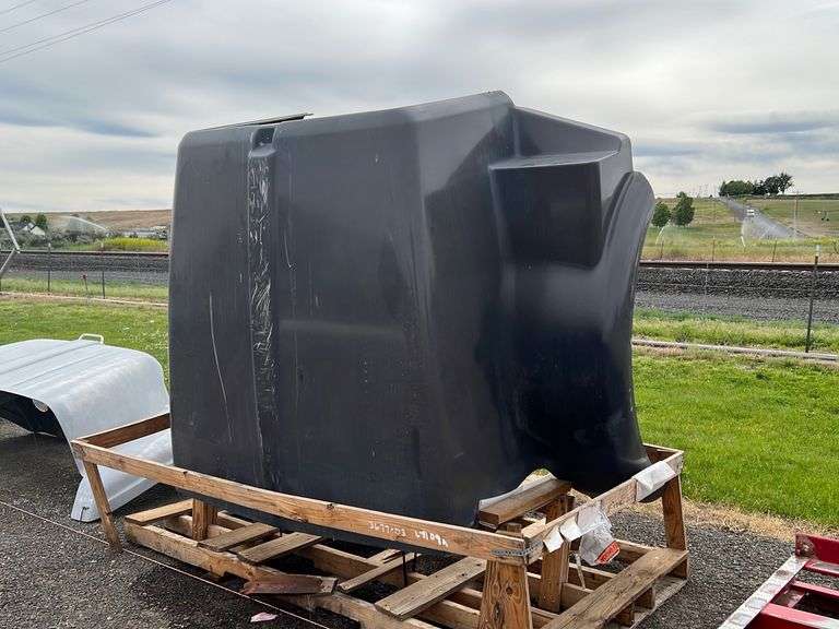 Kenworth T800 Fiberglass Truck Hood Booker Auction Company