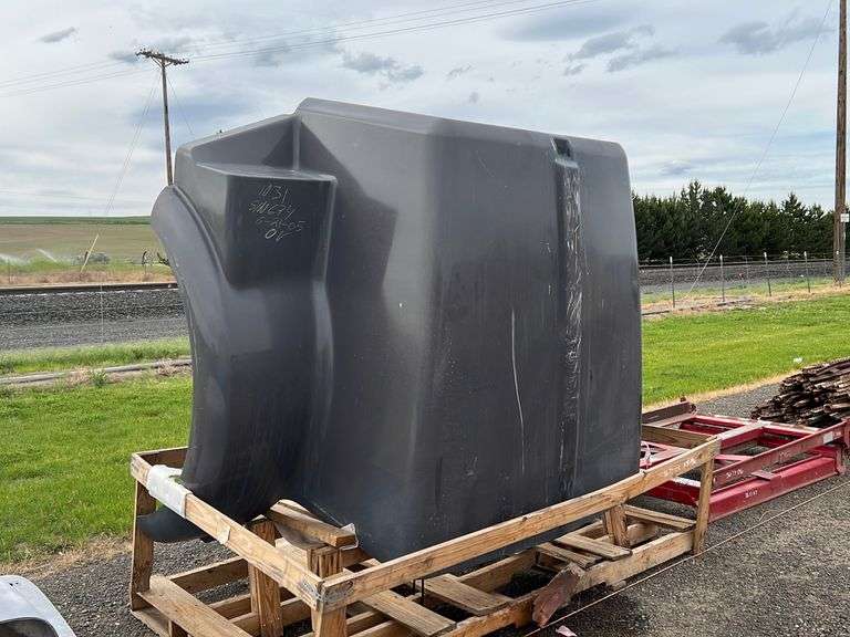 Kenworth T800 Fiberglass Truck Hood Booker Auction Company