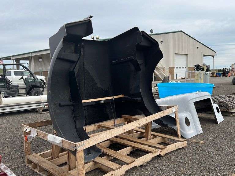 Kenworth T800 Fiberglass Truck Hood Booker Auction Company