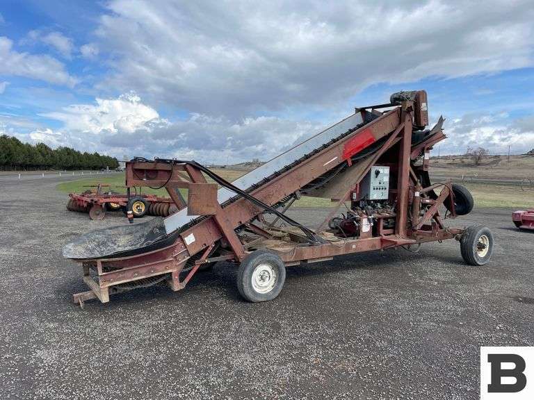 1997 Spudnik 550 Potato Piler Booker Auction Company