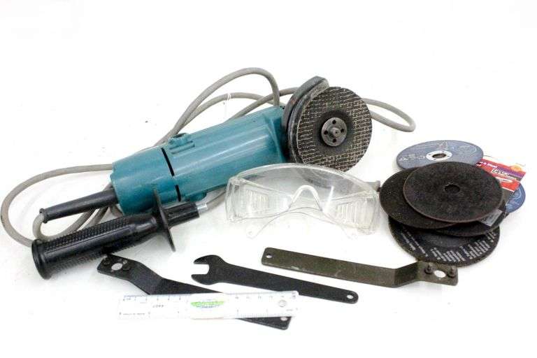 Makita 100mm Disc Grinder Model9501B with accessories. Bunting
