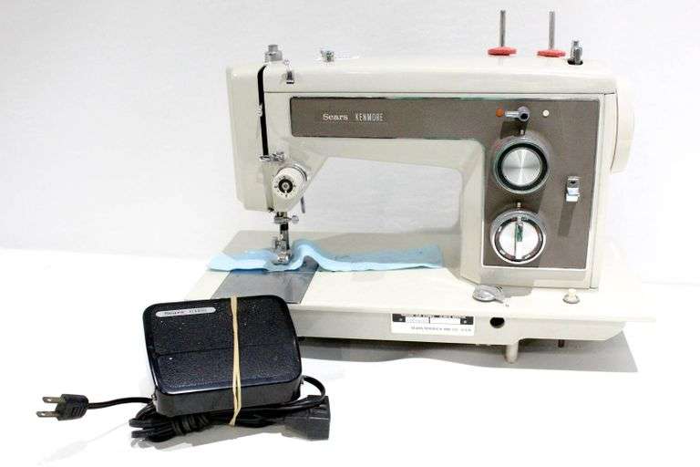 Sears, Roebuck and Co Kenmore Model 158.14101 Sewing Machine with foot