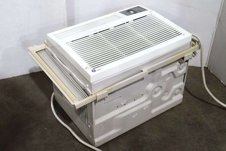 GE Window Air Conditioner BTU 6000 WAREHOUSE Row 3 Bunting Online Auctions