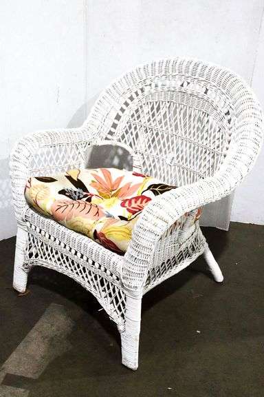 Jeco Style Wicker Chair with Seat Cushion - Bunting Online Auctions