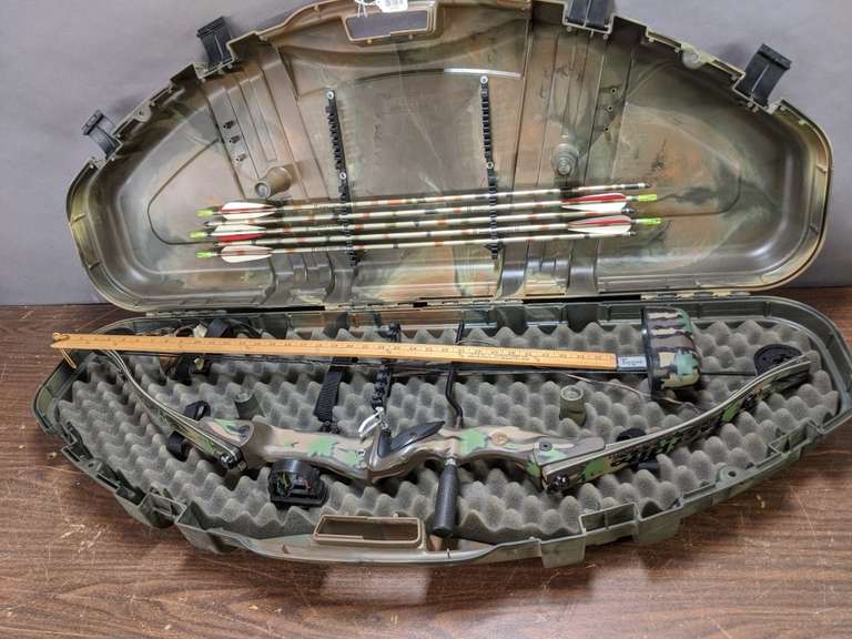 HOYT USA COMPOUND BOW WITH EASTON ARROWS IN PLANO CAMO HARD CASE Bid