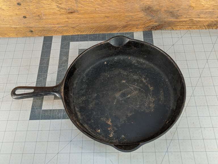 GRISWOLD 8 CAST IRON SKILLET Bid On Estates Auction Services