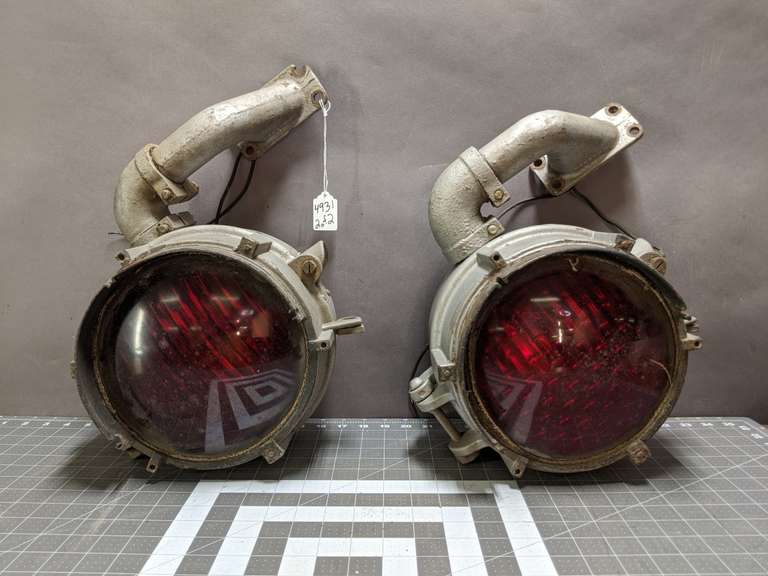 PAIR OF RAILROAD SIGNAL LAMPS Bid On Estates