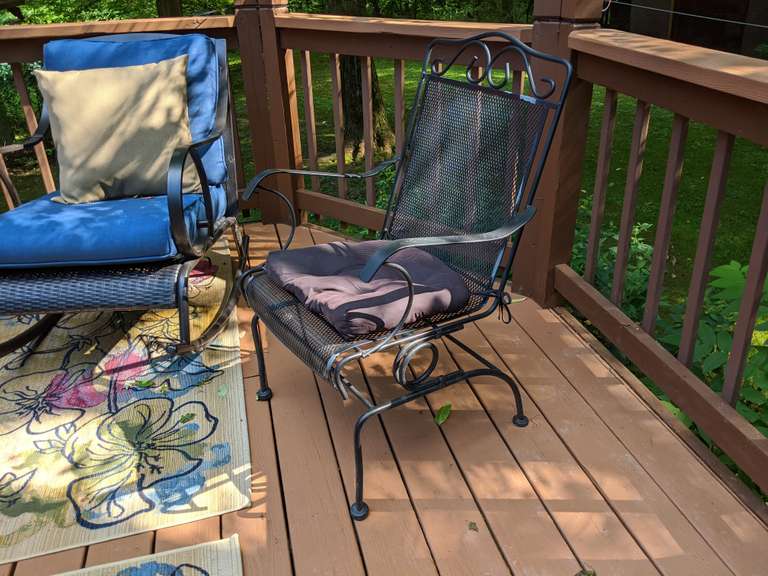 Back Porch Furniture. 3 Chairs, End Table, 2 Rugs Bid On Estates