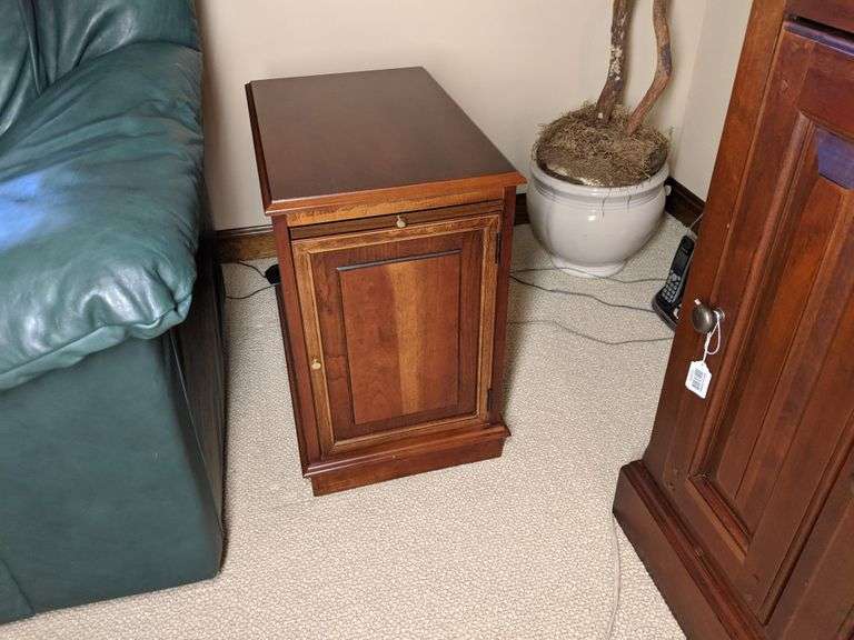 End Table / Bid On Estates Auction Services