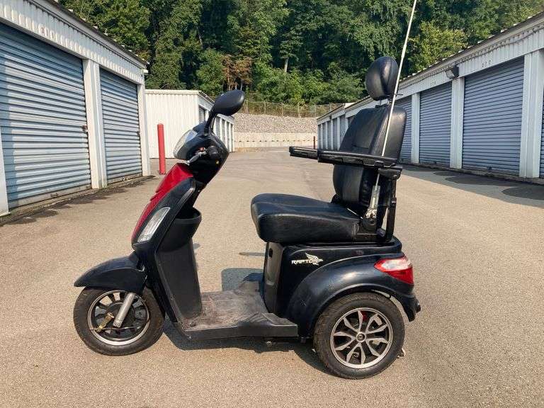 Pride Mobility Scooter (not running, consignor says requires new batteries) Bid On Estates