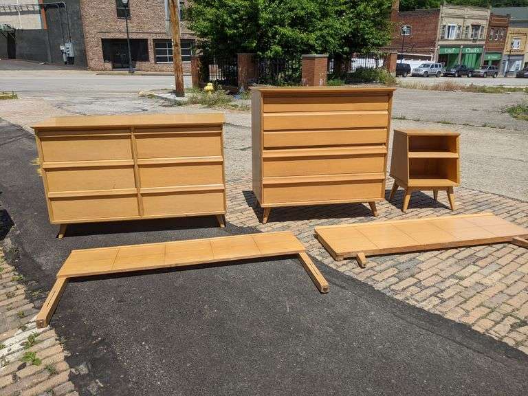 Bedroom Furniture. Mid Century Modern, Birchcraft by Baumritter Bid