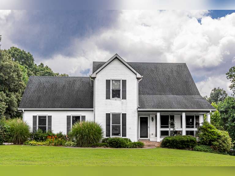 HOUSE AND 21+/- ACRES AUCTION IN CLARKSVILLE, TN