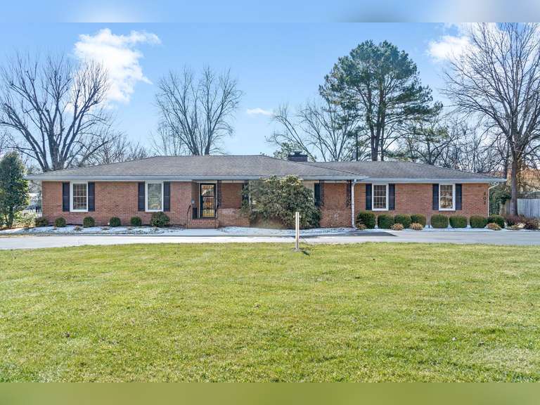 ABSOLUTE REAL ESTATE AUCTION - 107 COUNTRY CLUB LANE HOPKINSVILLE, KY 42240