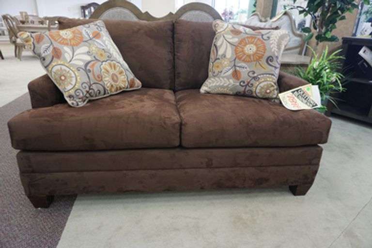 Bassett Loveseat - Bonnette Auctions