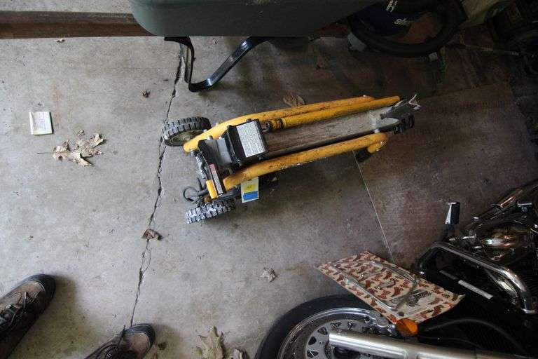 GARAGE Wood splitter and Wheel barrel Ryobi wood splitter