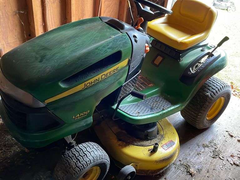 John Deere LA 100 speed riding lawnmower. 42” deck Did not turn over at