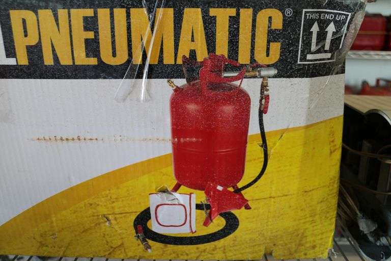 Central Pneumatic 20Ib. Pressurized Abrasive Blaster Prime Time