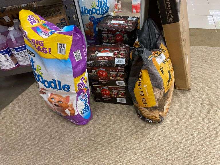 Kit and Kaboodle Cat Food, 2) Purina One Wet Dog Food, Members Mark