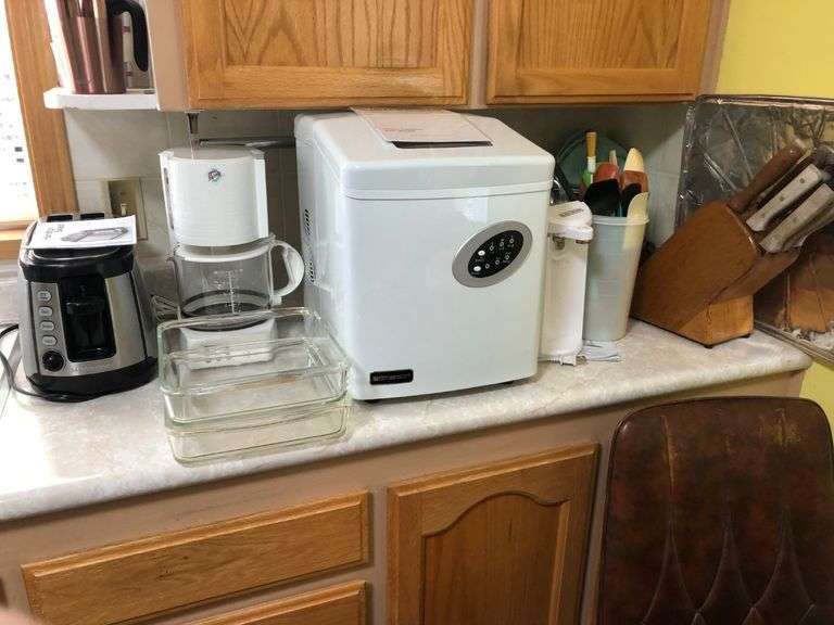Pyrex Dishes, Ice Maker, Coffee Maker, Toasters, Knife Block, Can