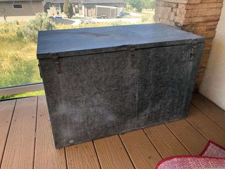 Metal Ice Chest Prime Time Auctions, Inc.