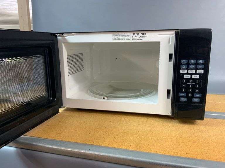 Sunbeam 700 Watt Microwave Oven, Powers On Coastal Downsizing LLC