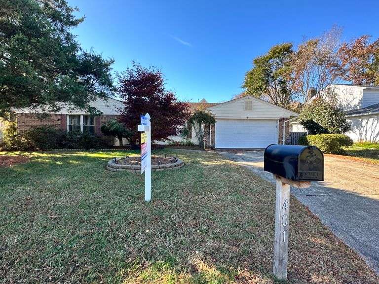 4 BR/2 BA 2100 Sq Ft Home in the Kings Point Subdivision of Virginia