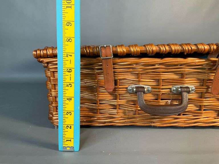 Wicker Picnic Basket with Leather Straps And Accessories, Unable To
