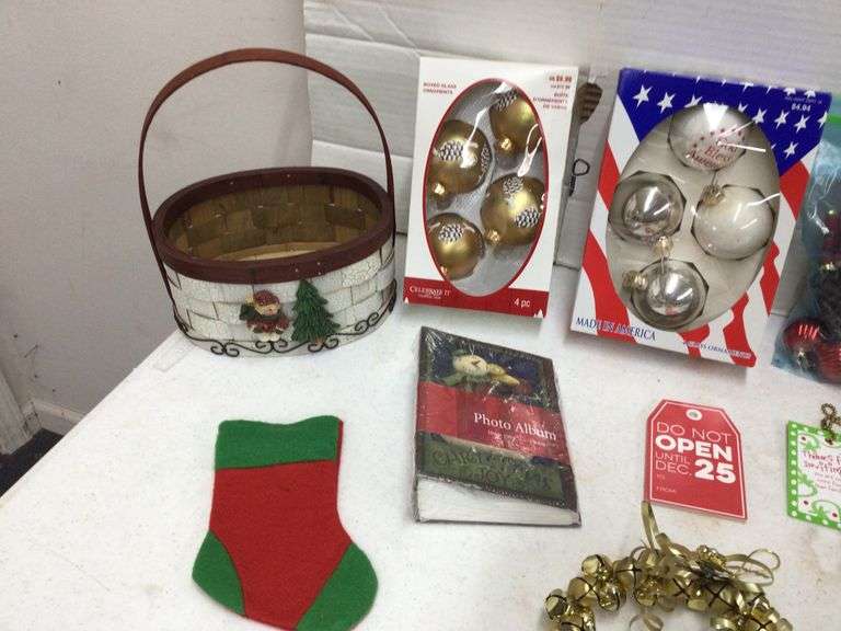 CHRISTMAS DECOR Currie Auction Service