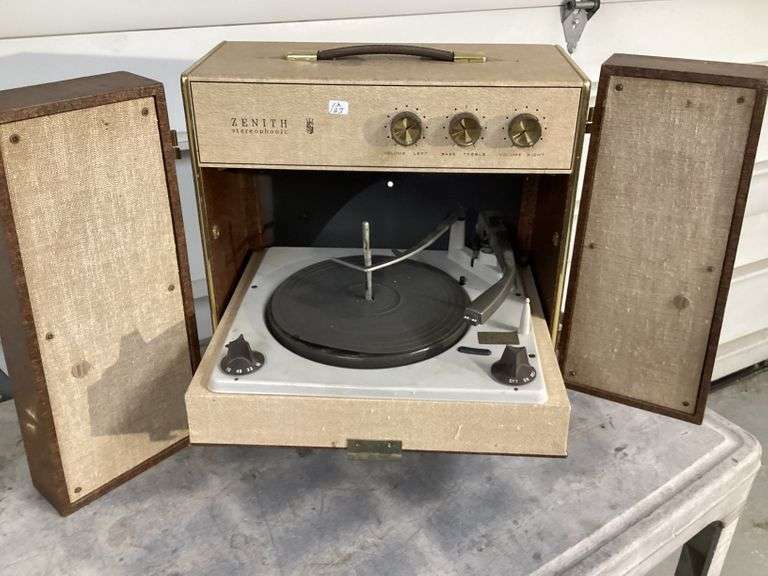 VINTAGE ZENITH RECORD PLAYER Currie Auction Service