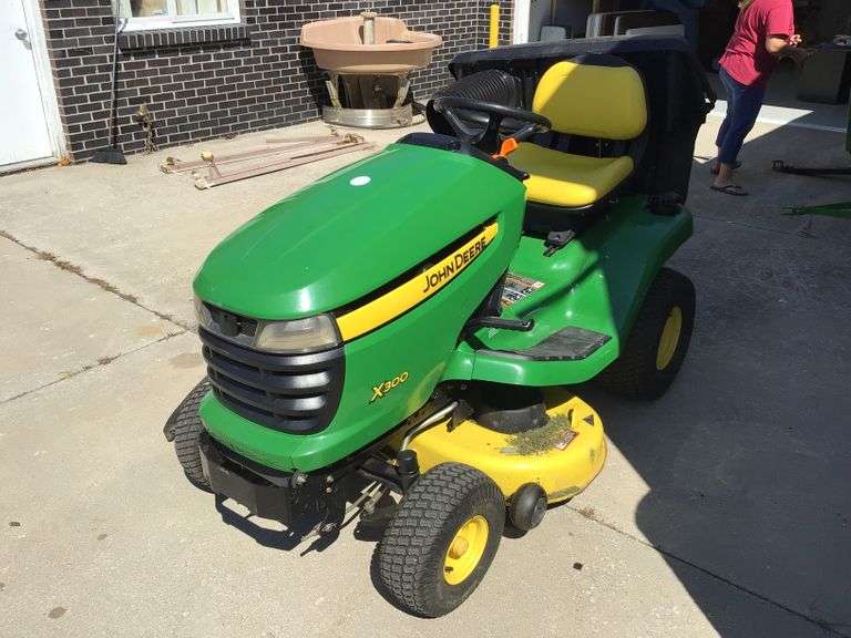 JOHN DEERE RIDING LAWN MOWER Currie Auction Service