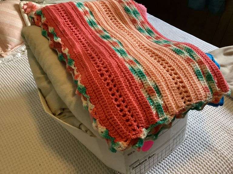 BOX OF ASSORTED BLANKETS Currie Auction Service