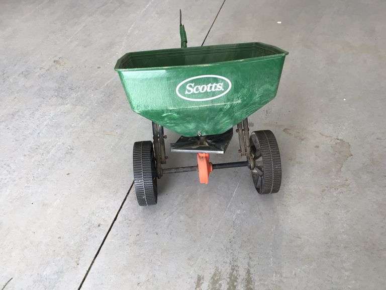 SCOTT'S SPREADER PULL BEHIND Currie Auction Service