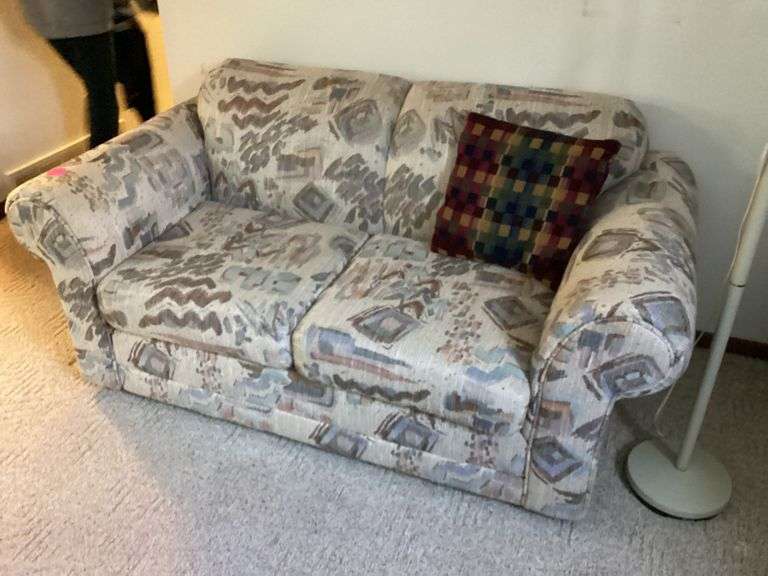 LOVESEAT Currie Auction Service