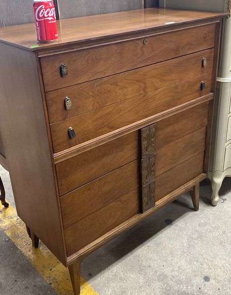 Bassett MCM dresser, missing one pull - Dixon's Auction at Crumpton