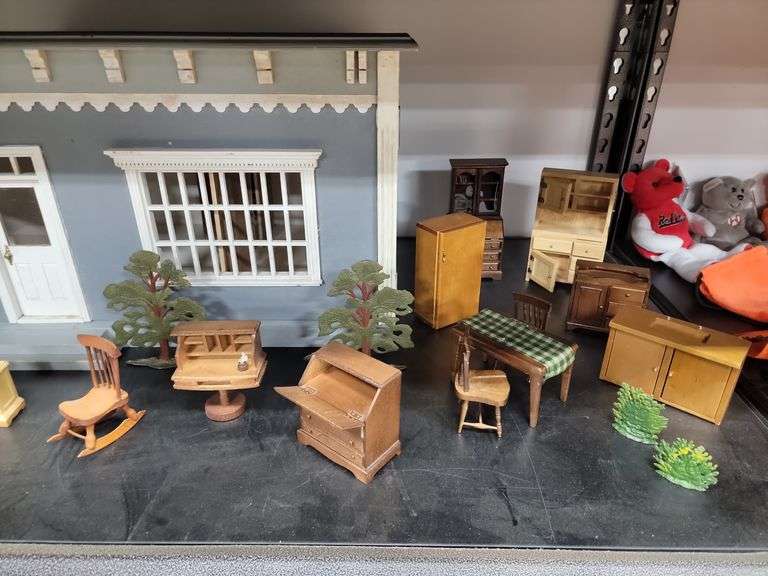 Lot Wood Doll House & Furniture Dixon's Auction at Crumpton