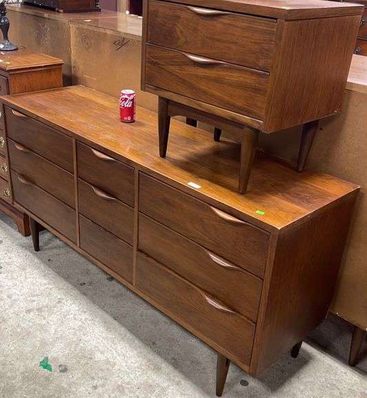 Harmony House MCM triple dresser and nightstand, veneer chips Dixon's