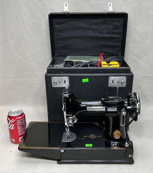 Singer featherweight sewing machine with case Dixon's Auction at Crumpton