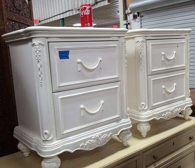 Pair Havertys Collections white nightstands Dixon's Auction at Crumpton